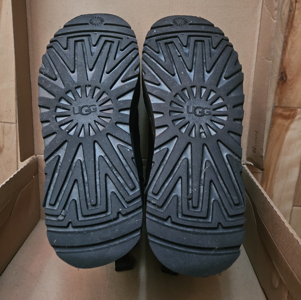 UGG - Neumel Platform Chelsea Boots - Picture 5 of 5